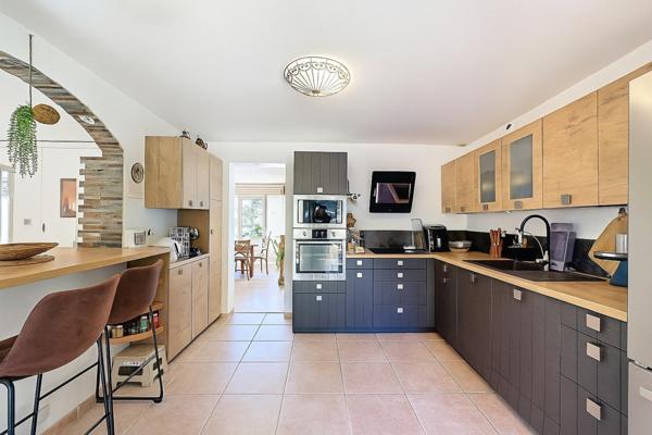 Maison familiale de 175 m² avec piscine, dépendances et aperçu mer – Six-Fours-les-Plages