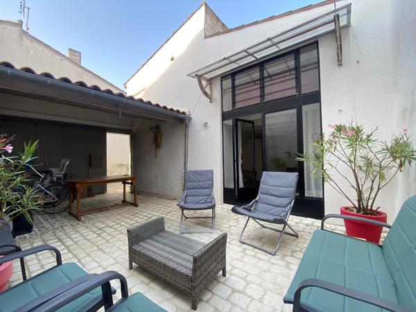 Charmante maison de bourg, 3 chambres, cour pavée avec abris