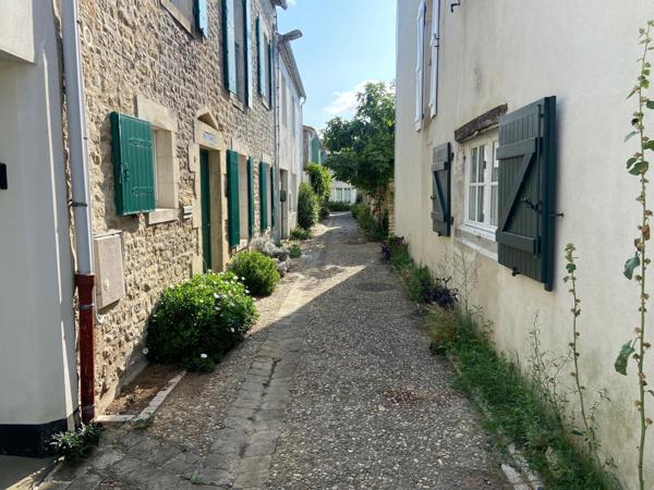 Charmante maison de bourg, 3 chambres, cour pavée avec abris