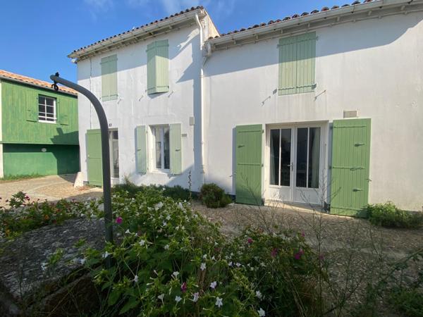Charmante maison de bourg, 3 chambres, cour pavée avec abris