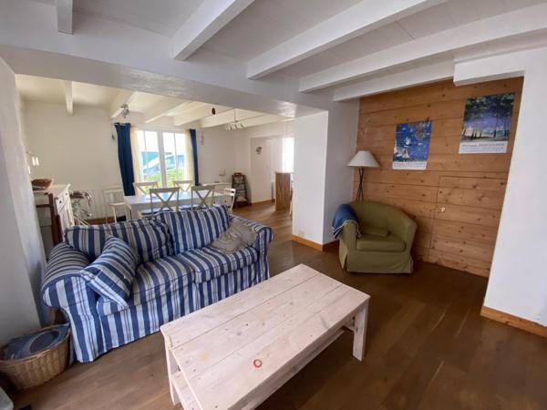 Charmante maison de bourg, 3 chambres, cour pavée avec abris