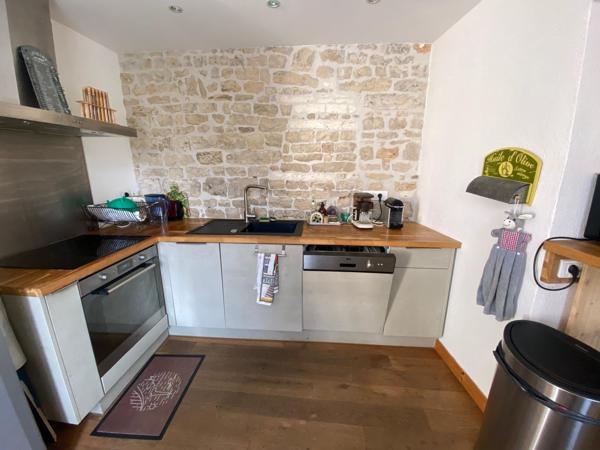 Charmante maison de bourg, 3 chambres, cour pavée avec abris