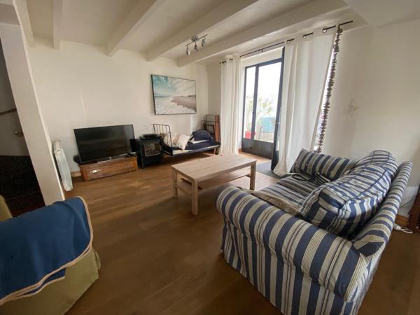 Charmante maison de bourg, 3 chambres, cour pavée avec abris