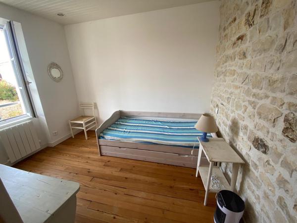 Charmante maison de bourg, 3 chambres, cour pavée avec abris