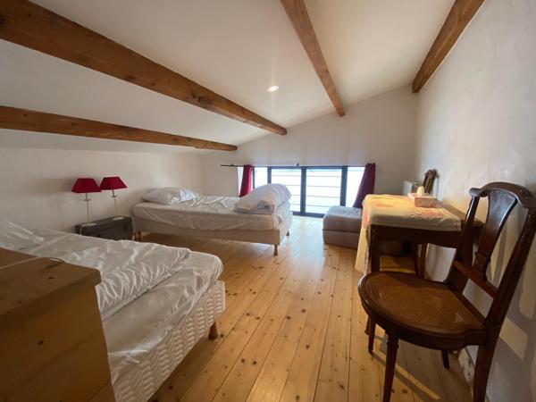 Charmante maison de bourg, 3 chambres, cour pavée avec abris