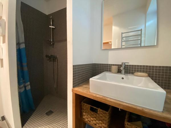 Charmante maison de bourg, 3 chambres, cour pavée avec abris