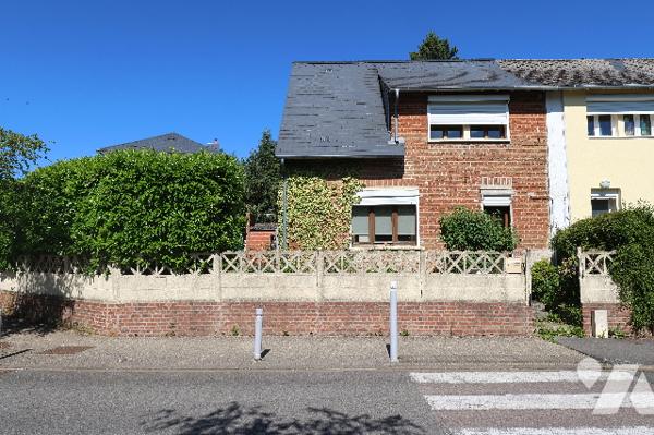 Maison semi-individuelle, 3 chambres, garage, grand espace de stationnement privatif, jardin.