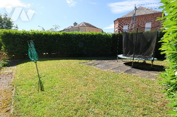 Maison semi-individuelle, 3 chambres, garage, grand espace de stationnement privatif, jardin.