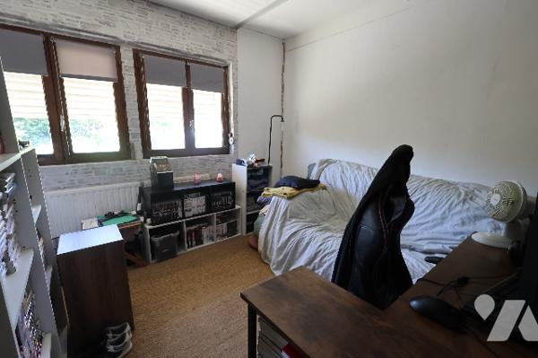 Maison semi-individuelle, 3 chambres, garage, grand espace de stationnement privatif, jardin.