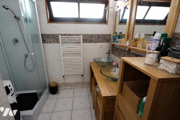 Maison semi-individuelle, 3 chambres, garage, grand espace de stationnement privatif, jardin.
