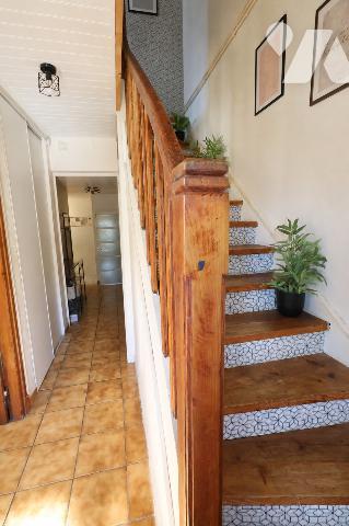 Maison semi-individuelle, 3 chambres, garage, grand espace de stationnement privatif, jardin.