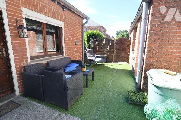 Maison semi-individuelle, 3 chambres, garage, grand espace de stationnement privatif, jardin.