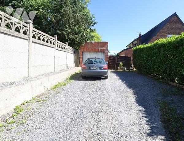 Maison semi-individuelle, 3 chambres, garage, grand espace de stationnement privatif, jardin.