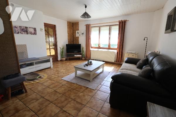 Maison semi-individuelle, 3 chambres, garage, grand espace de stationnement privatif, jardin.
