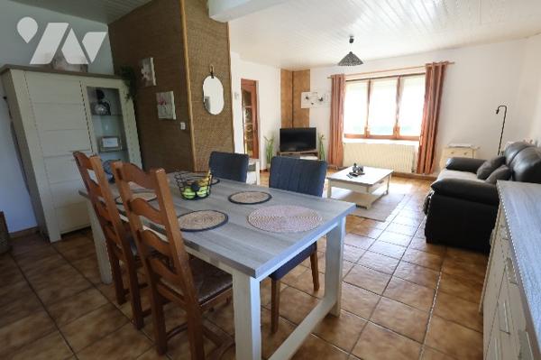 Maison semi-individuelle, 3 chambres, garage, grand espace de stationnement privatif, jardin.