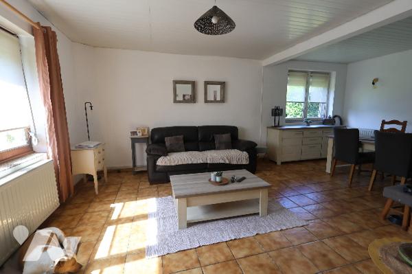 Maison semi-individuelle, 3 chambres, garage, grand espace de stationnement privatif, jardin.