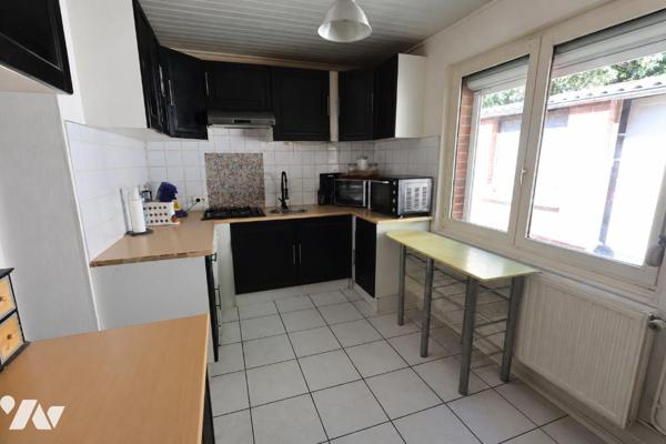 Maison semi-individuelle, 3 chambres, garage, grand espace de stationnement privatif, jardin.