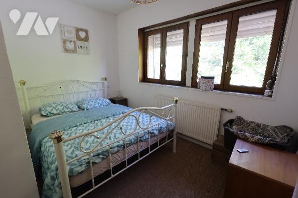 Maison semi-individuelle, 3 chambres, garage, grand espace de stationnement privatif, jardin.