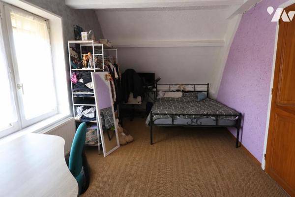 Maison semi-individuelle, 3 chambres, garage, grand espace de stationnement privatif, jardin.