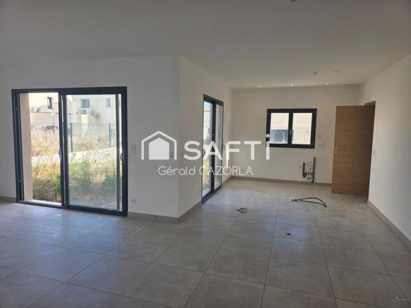 Belle maison contemporaine avec grand garage.