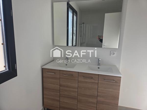 Belle maison contemporaine avec grand garage.