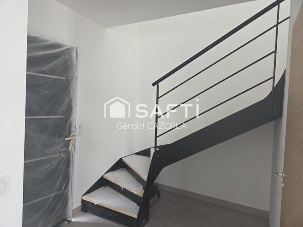 Belle maison contemporaine avec grand garage.