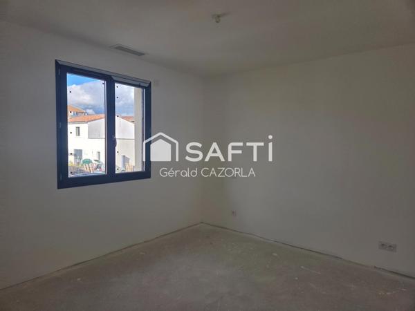 Belle maison contemporaine avec grand garage.