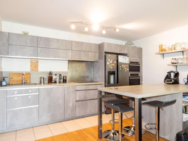 BOIS ROCHEFORT : Proche des transports et commerces : Votre futur F3 avec balcon et 2 places de parking équipé d'une borne  électrique.”