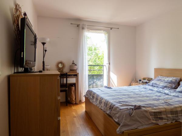 BOIS ROCHEFORT : Proche des transports et commerces : Votre futur F3 avec balcon et 2 places de parking équipé d'une borne  électrique.”