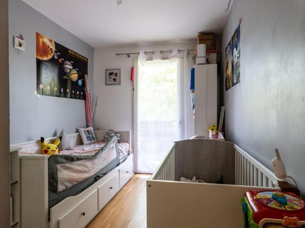 BOIS ROCHEFORT : Proche des transports et commerces : Votre futur F3 avec balcon et 2 places de parking équipé d'une borne  électrique.”