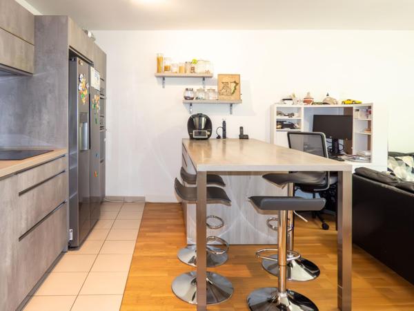 BOIS ROCHEFORT : Proche des transports et commerces : Votre futur F3 avec balcon et 2 places de parking équipé d'une borne  électrique.”