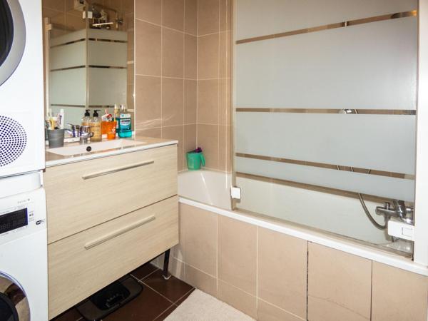 BOIS ROCHEFORT : Proche des transports et commerces : Votre futur F3 avec balcon et 2 places de parking équipé d'une borne  électrique.”