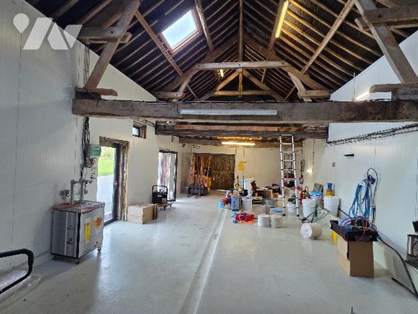 AXE YVETOT-DOUDEVILLE, A VENDRE local commercial d'environ 174m² avec entrepôt et parking.