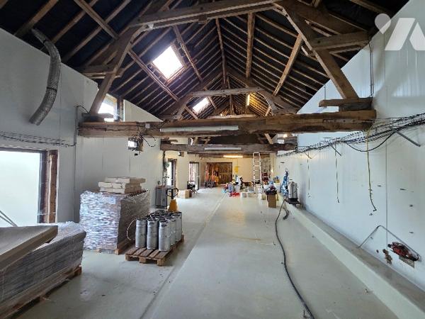AXE YVETOT-DOUDEVILLE, A VENDRE local commercial d'environ 174m² avec entrepôt et parking.