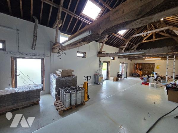 AXE YVETOT-DOUDEVILLE, A VENDRE local commercial d'environ 174m² avec entrepôt et parking.