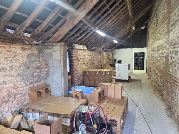 AXE YVETOT-DOUDEVILLE, A VENDRE local commercial d'environ 174m² avec entrepôt et parking.