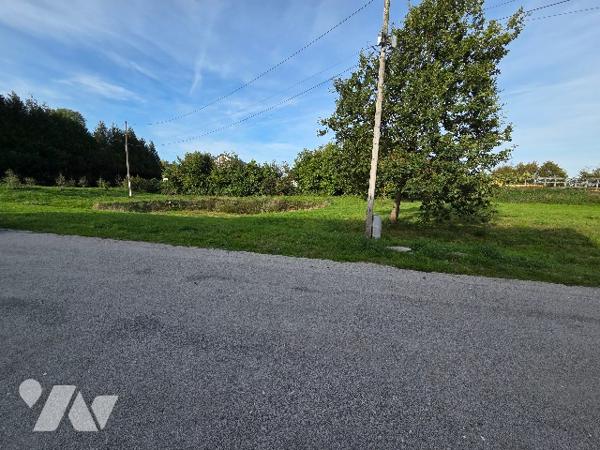 AXE YVETOT-DOUDEVILLE, A VENDRE local commercial d'environ 174m² avec entrepôt et parking.