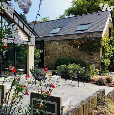 BIEN D'EXCEPTION ! Aux portes de LORIENT, Manoir sur un terrain d'environ 5900m2. (constructible)