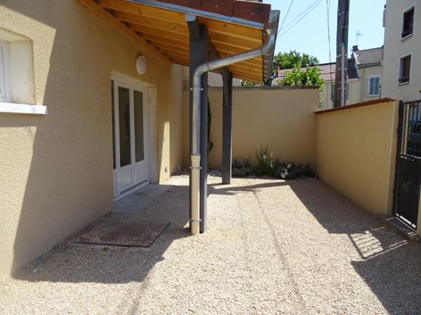 Bourg centre T1 dans maison avec terrasse