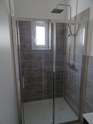 Bourg centre T1 dans maison avec terrasse