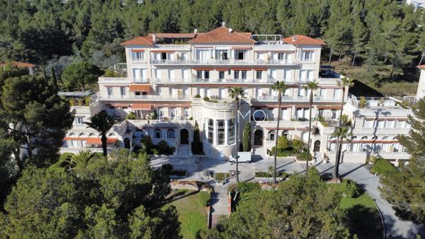 Hyères (83400) Appartement exceptionnel en dernier étage avec vue mer panoramique et grande terrasse sur le toit