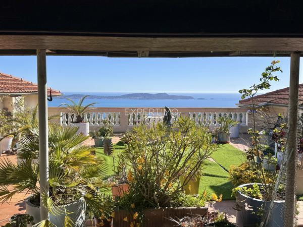 Hyères (83400) Appartement exceptionnel en dernier étage avec vue mer panoramique et grande terrasse sur le toit