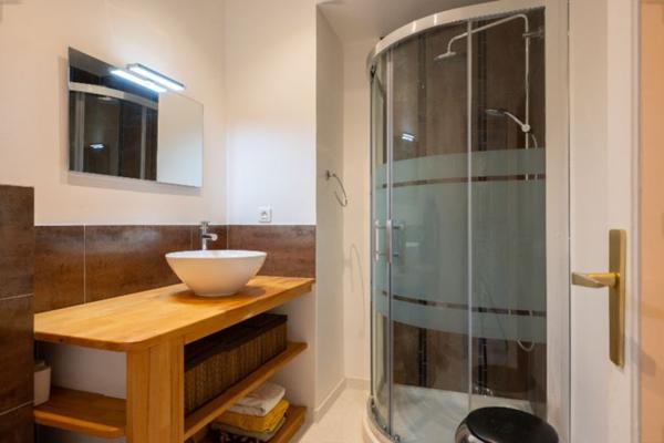 Hyères (83400) Appartement exceptionnel en dernier étage avec vue mer panoramique et grande terrasse sur le toit