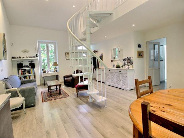 Maison 93m² rénovée avec jardin, 2 Chambres, Mezzanine, Bureau et Grand Garage