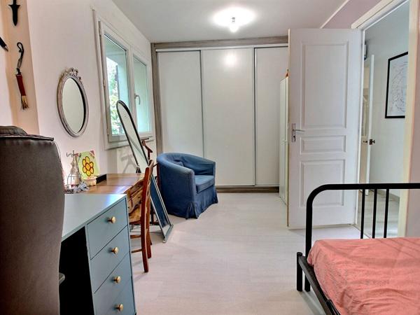 Maison 93m² rénovée avec jardin, 2 Chambres, Mezzanine, Bureau et Grand Garage