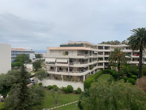 Antibes, proche centre, grand deux pièces traversant, balcons, vue mer