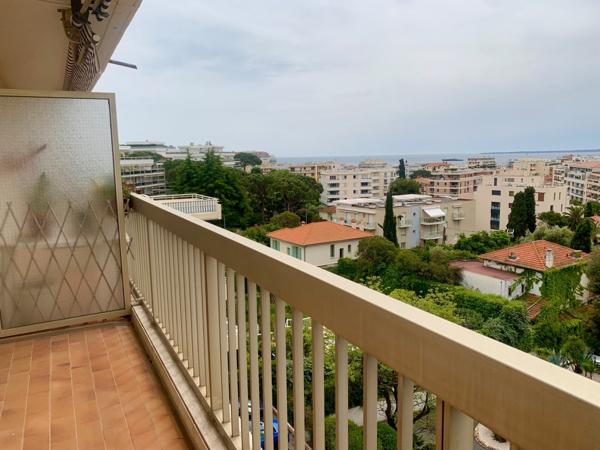 Antibes, proche centre, grand deux pièces traversant, balcons, vue mer