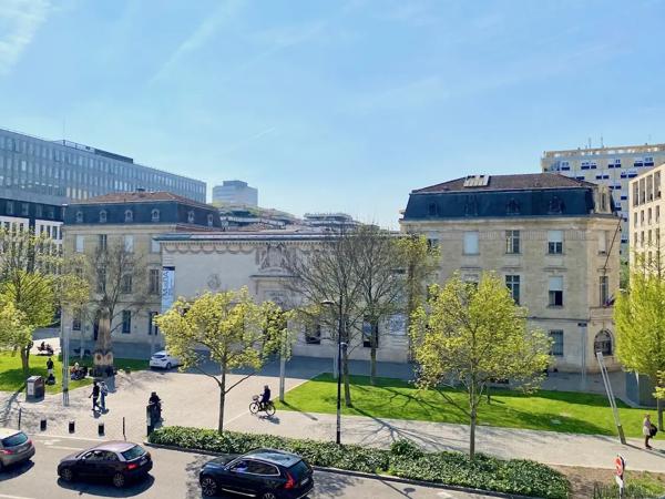 Gambetta appartement T4 avec cave, ascenseur et climatisation