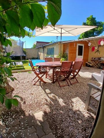 Découvrez cette maison de ville d’environ 91 m² habitables, offrant de beaux volumes, un terrain, un garage ainsi que deux places de stationnement privatives sur l’avant.

Au rez-de-chaussée, vous profiterez d’une pièce de vie d’environ 37 m², d’une cuisine entièrement équipée avec accès direct au terrain, ainsi que d’un espace buanderie disposant également d’une douche et d’un WC.

À l’étage :

Une chambre de 12,90 m²
Une chambre de 15,30 m²
Un bureau
Une salle de bain équipée d’une baignoire, d’une douche et d’un WC

Un grenier complète la maison et offre un espace de stockage supplémentaire.

Les + :

Terrain ( 134m2 ) 
Garage
2 places de parking privatives
Cuisine entièrement équipée
Chaudière gaz de ville
Menuiseries PVC double vitrage
Toiture en ardoise
Taxe foncière : 1 098 €

Une maison fonctionnelle disposant de beaux volumes et de nombreux espaces annexes, idéale pour un couple ou une famille.

À découvrir rapidement !