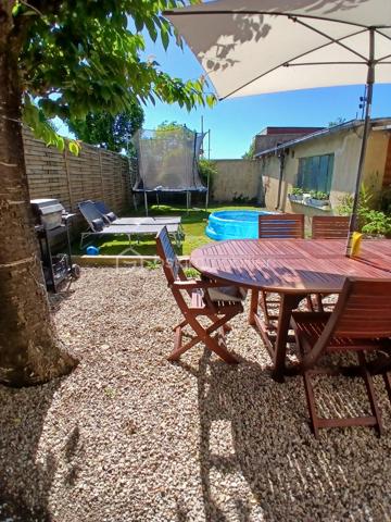 Découvrez cette maison de ville d’environ 91 m² habitables, offrant de beaux volumes, un terrain, un garage ainsi que deux places de stationnement privatives sur l’avant.

Au rez-de-chaussée, vous profiterez d’une pièce de vie d’environ 37 m², d’une cuisine entièrement équipée avec accès direct au terrain, ainsi que d’un espace buanderie disposant également d’une douche et d’un WC.

À l’étage :

Une chambre de 12,90 m²
Une chambre de 15,30 m²
Un bureau
Une salle de bain équipée d’une baignoire, d’une douche et d’un WC

Un grenier complète la maison et offre un espace de stockage supplémentaire.

Les + :

Terrain ( 134m2 ) 
Garage
2 places de parking privatives
Cuisine entièrement équipée
Chaudière gaz de ville
Menuiseries PVC double vitrage
Toiture en ardoise
Taxe foncière : 1 098 €

Une maison fonctionnelle disposant de beaux volumes et de nombreux espaces annexes, idéale pour un couple ou une famille.

À découvrir rapidement !